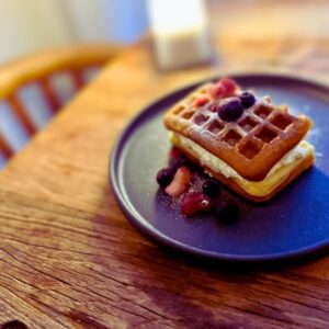 直火式のワッフルメーカーで焼いたオートミールのワッフル。オイコスのプレーンを挟みました