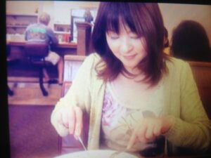 2011年の私　ハワイの地元の喫茶店でシロップがなみなみとかかっているパンケーキを食べているところです