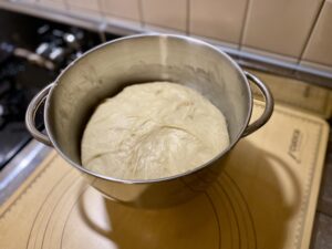 いつもよりたくさんの生地量。一次発酵が済んだところです