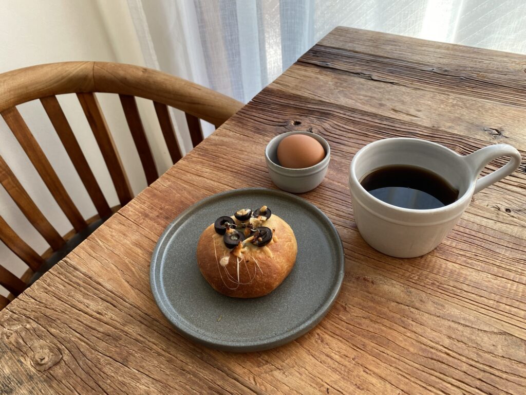ベーグルと茹で卵と直焙煎コーヒーのモーニング