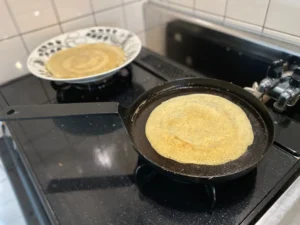 お気に入りのシャロウパンでライ麦入りクレープを焼いているところ。これで焼くとパリッとおいしく焼けますよ。