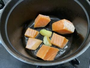 ニンニクと鮭。鮭の皮面を下にして、ストウブの鍋に入れています
