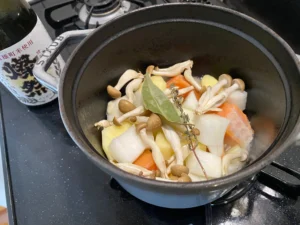 ローリエとタイムがあったので、他の食材と一緒にストウブの鍋に入れました