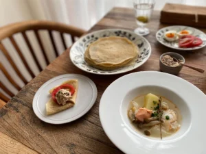 クレープとサーモンのスープのブランチ