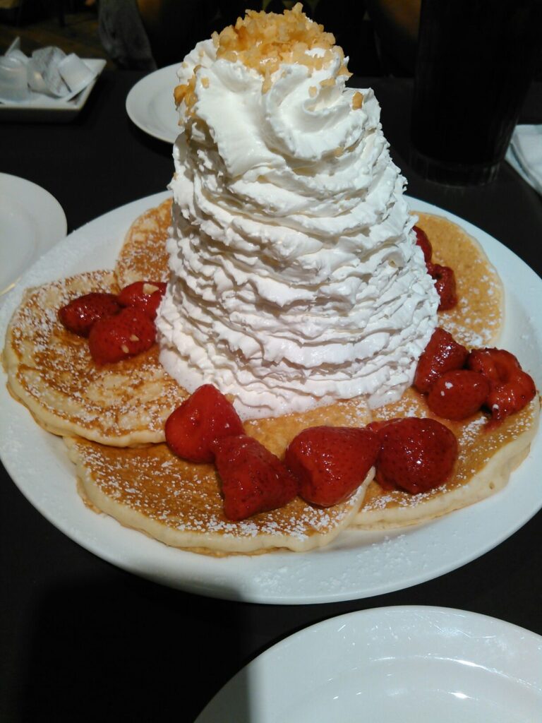 エッグスシングスのパンケーキ。生クリームが山盛りの名物メニュー