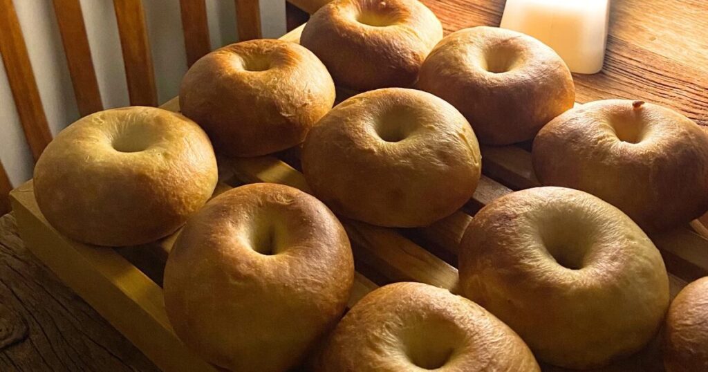 あつあつ、焼きたてのモントリオールベーグル16個！