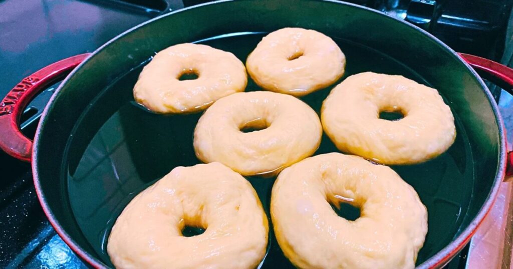 ベーグルは茹でてから焼きます