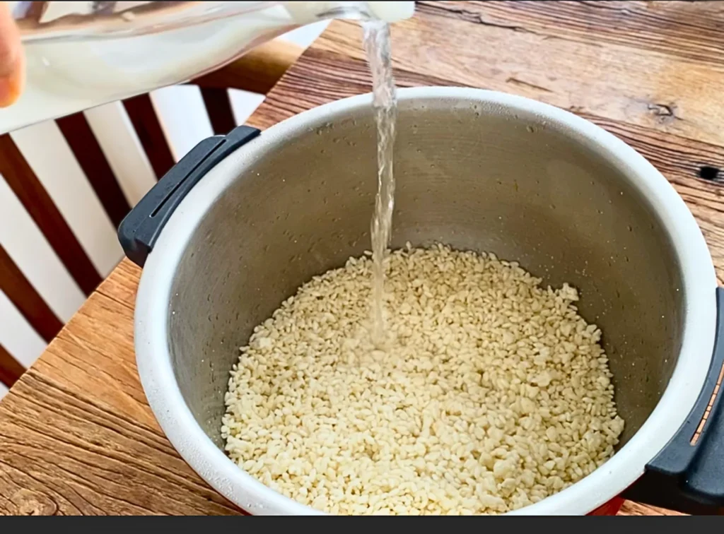 生麹に水を注いでいるところ