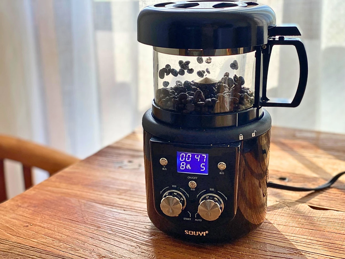 自家焙煎機でコーヒー豆を焙煎中。朝の光に香りが立ち上る。