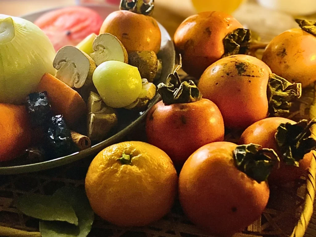 材料はお家にあるもので。柿・玉ねぎ・にんにく・スパイスなど。