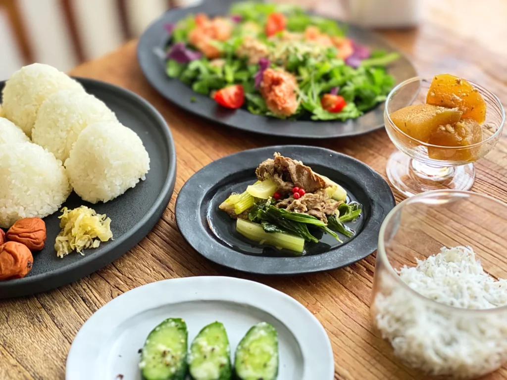 春菊といちじく、ツナを重ねたサラダ