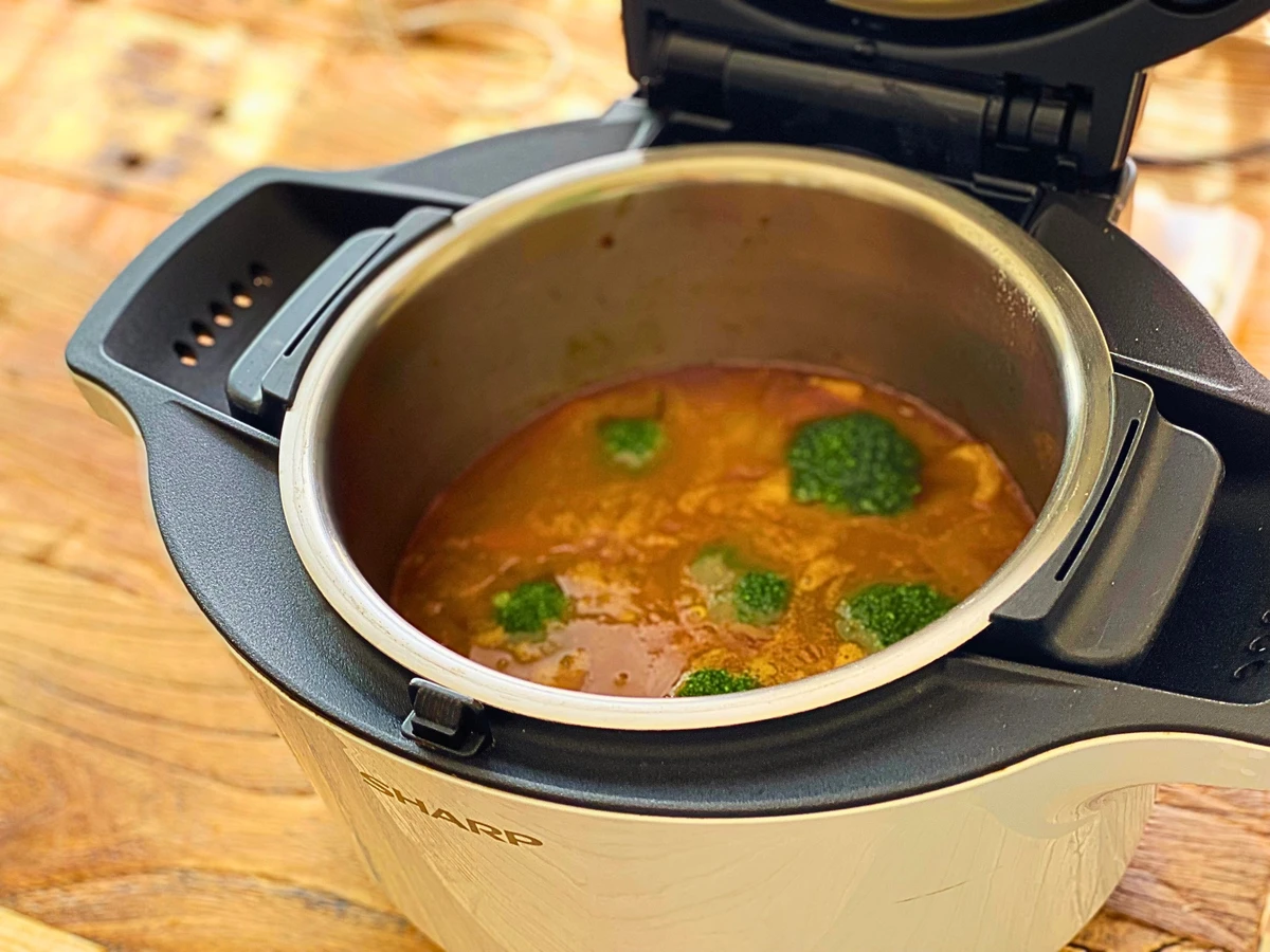 ホットクックで作ったチキンシチュー。ブロッコリーが浮かぶ優しい味。