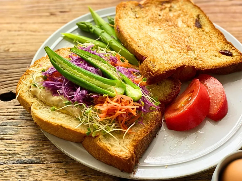好きなだけ野菜を挟んでサラダサンドの完成です