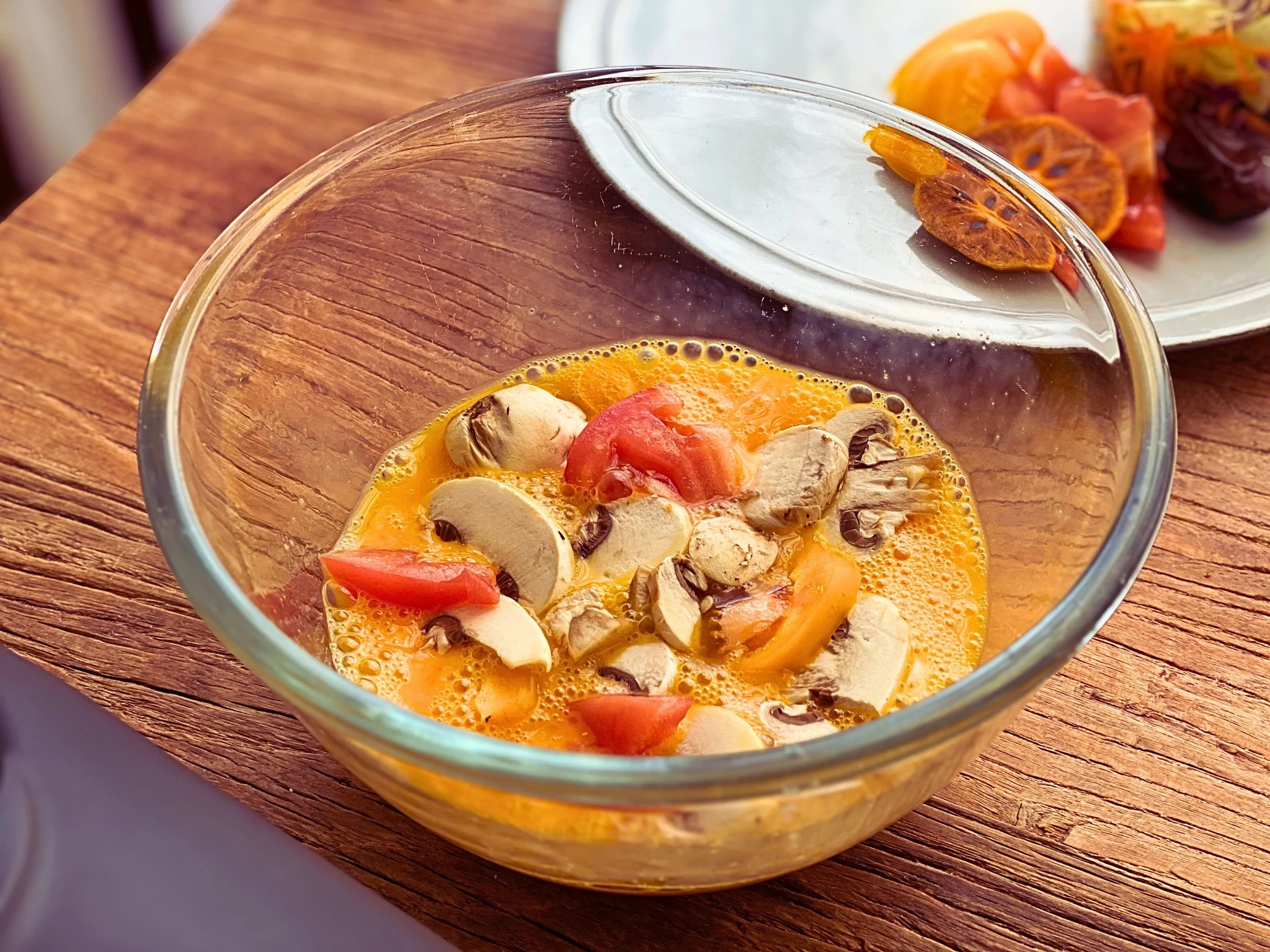 卵とマッシュルーム、トマトの具材を混ぜたオムレツ液