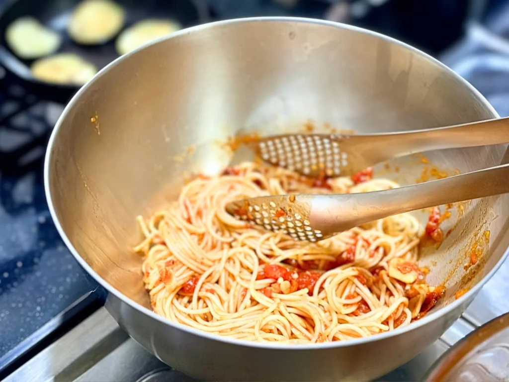 ボウルに入れてパスタとソースを混ぜるだけ