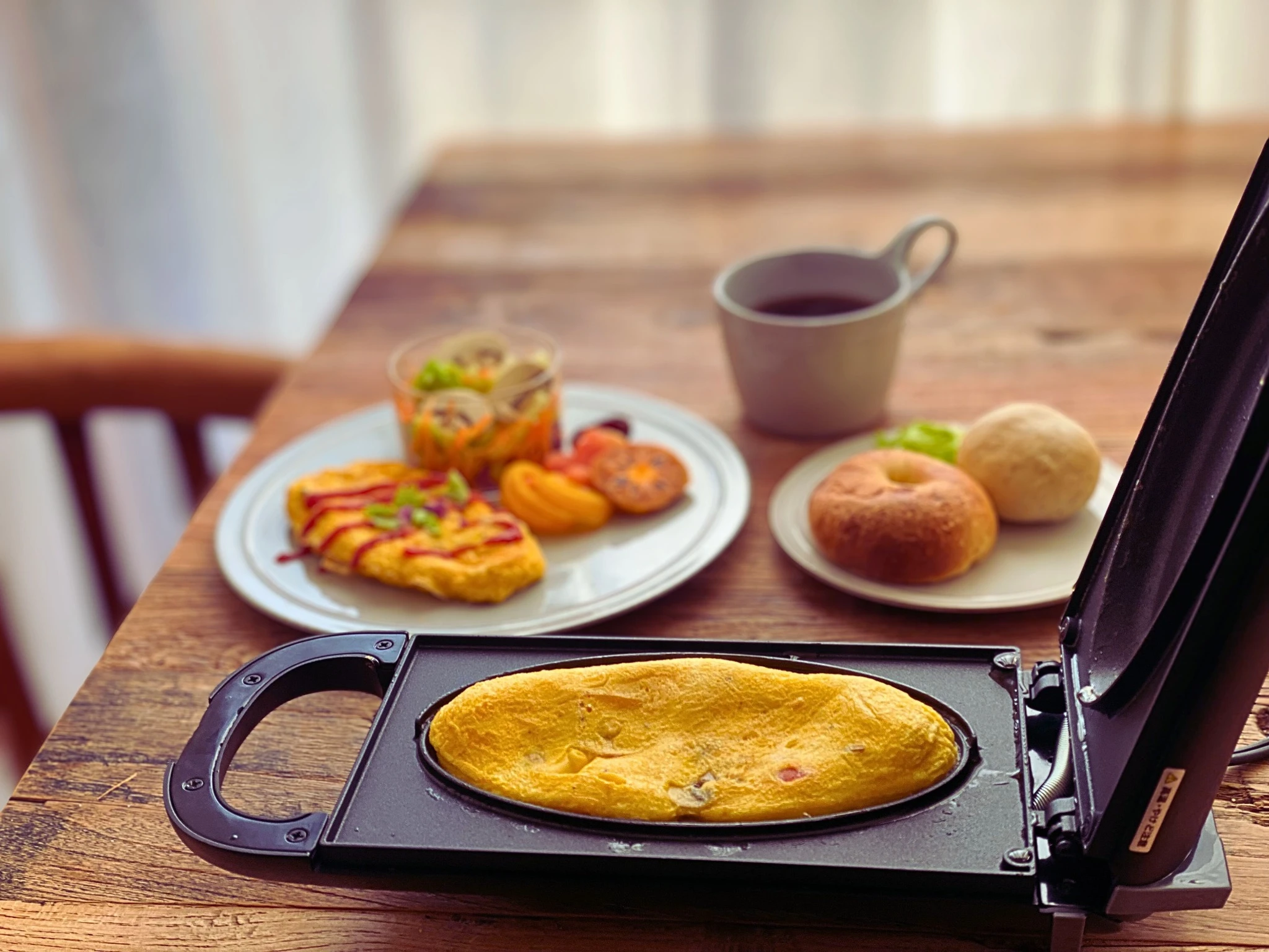 オムレツとパンとコーヒーの朝食セット