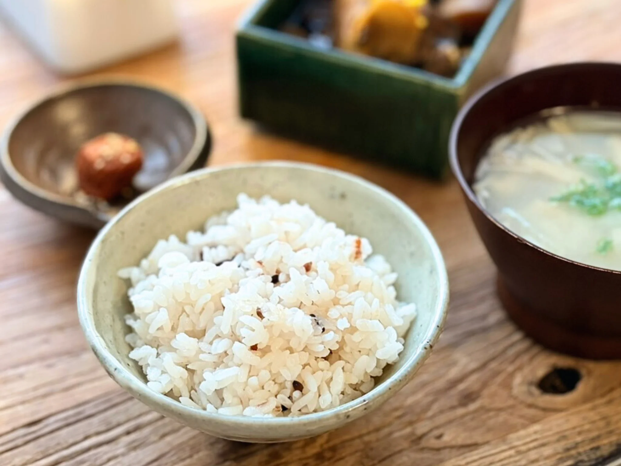 炊き上がったご飯をよそった食卓の風景