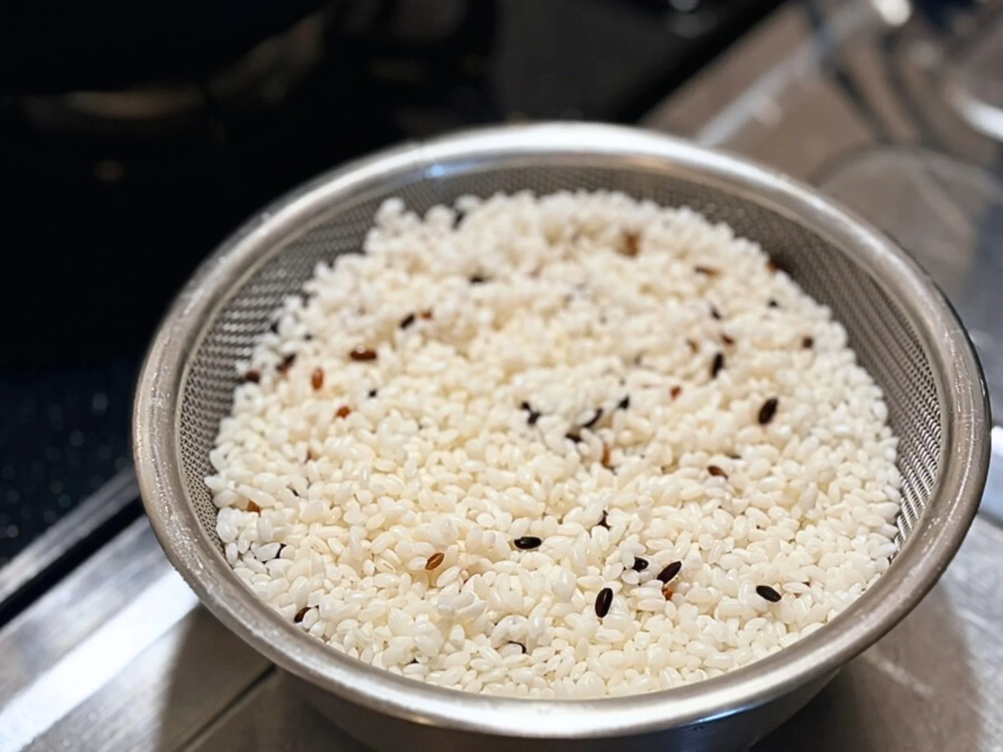 米を研ぎ、炊く準備を整えている台所の様子