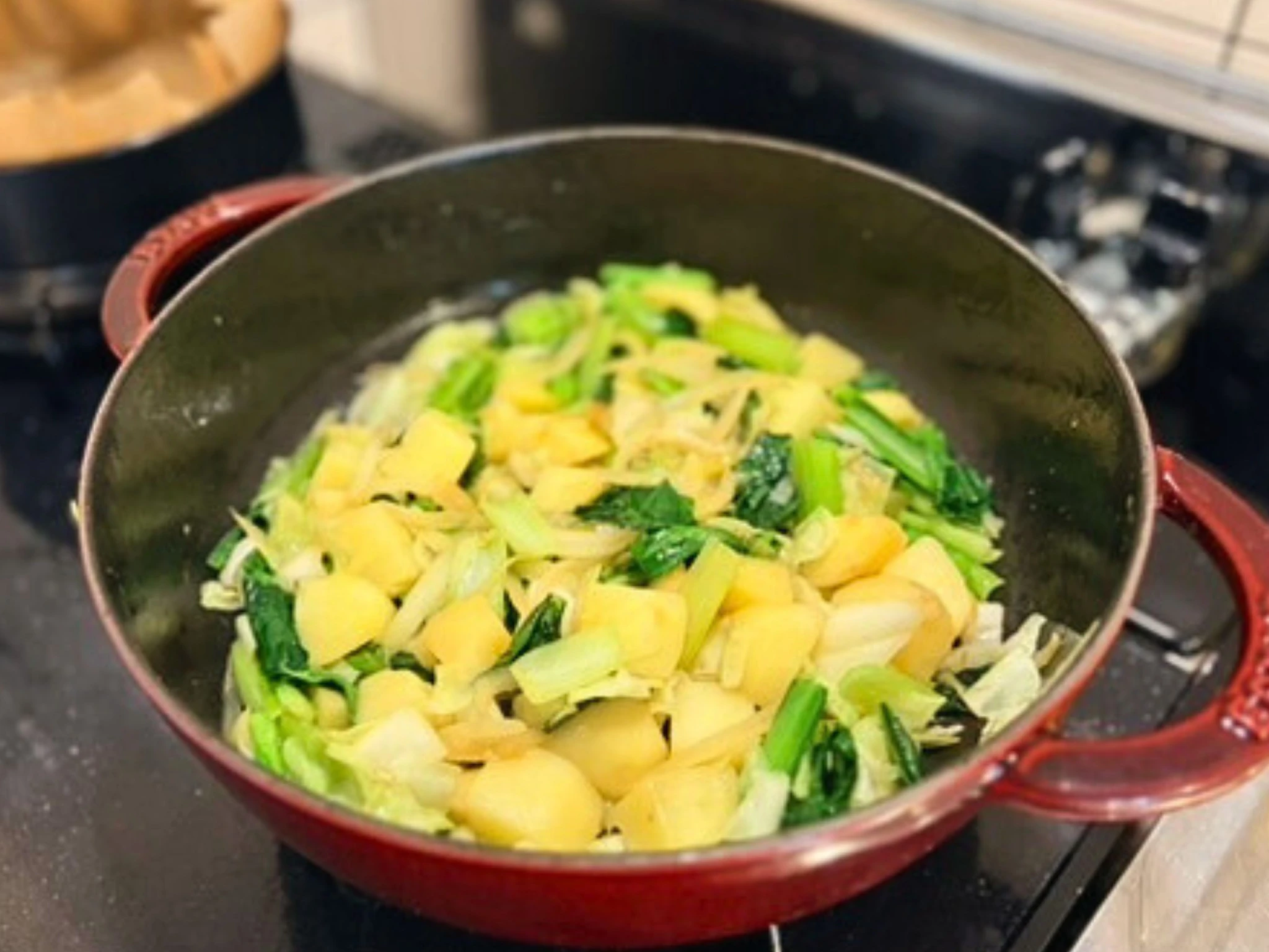 卵と野菜のケーキ用の具材を味付けして炒め終えたところ