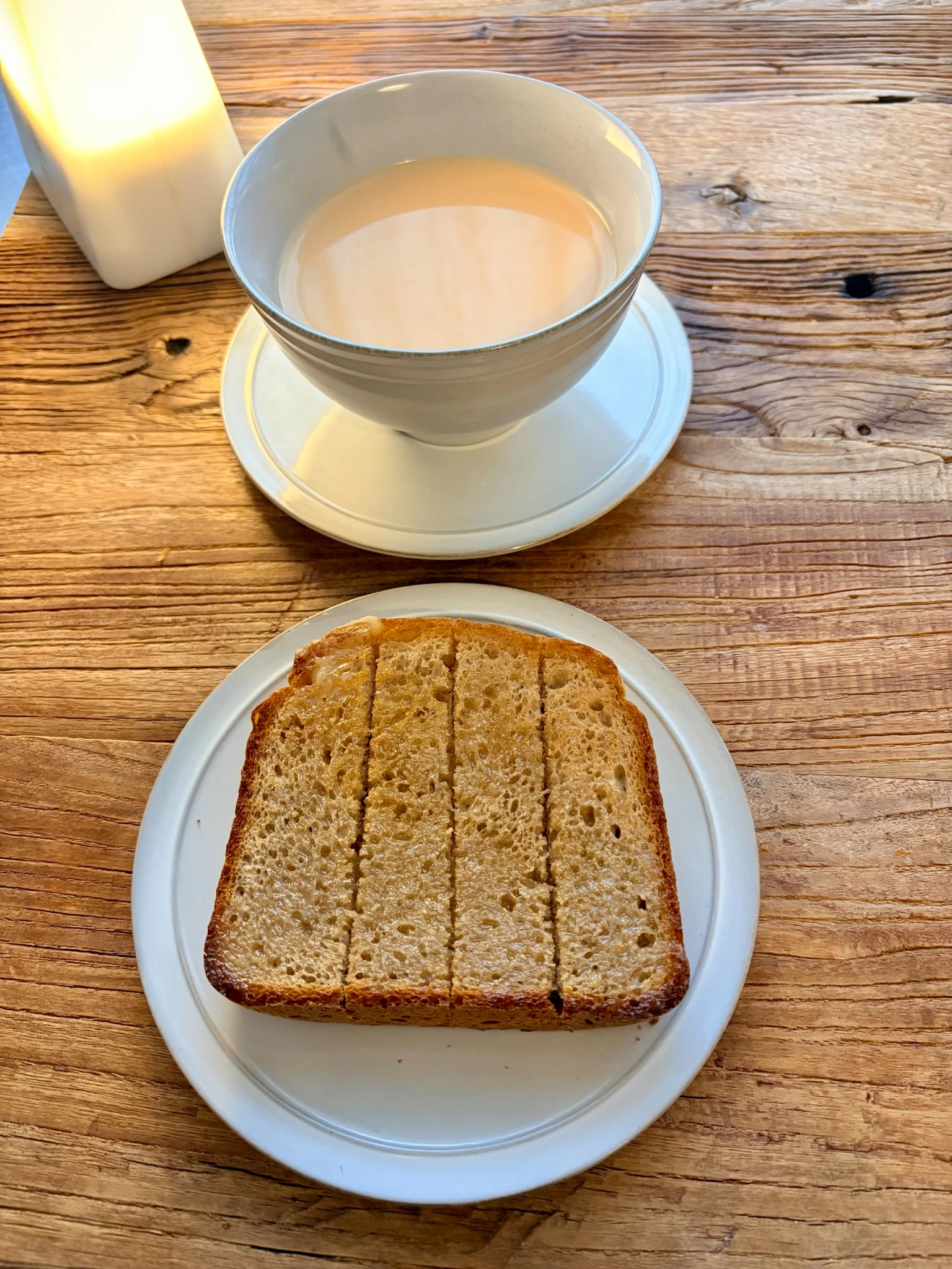 ハチミツバタートーストとミルクティーの朝ごはん