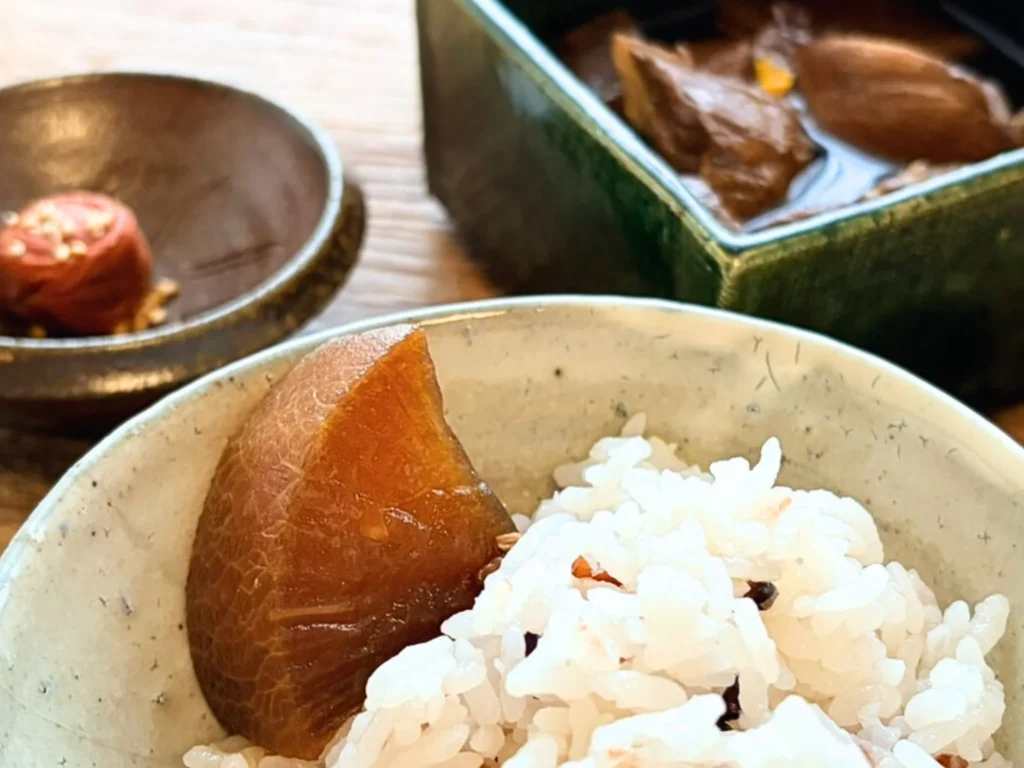 べっこう色のぶり大根を炊き立てご飯にのせていただく朝ごはん