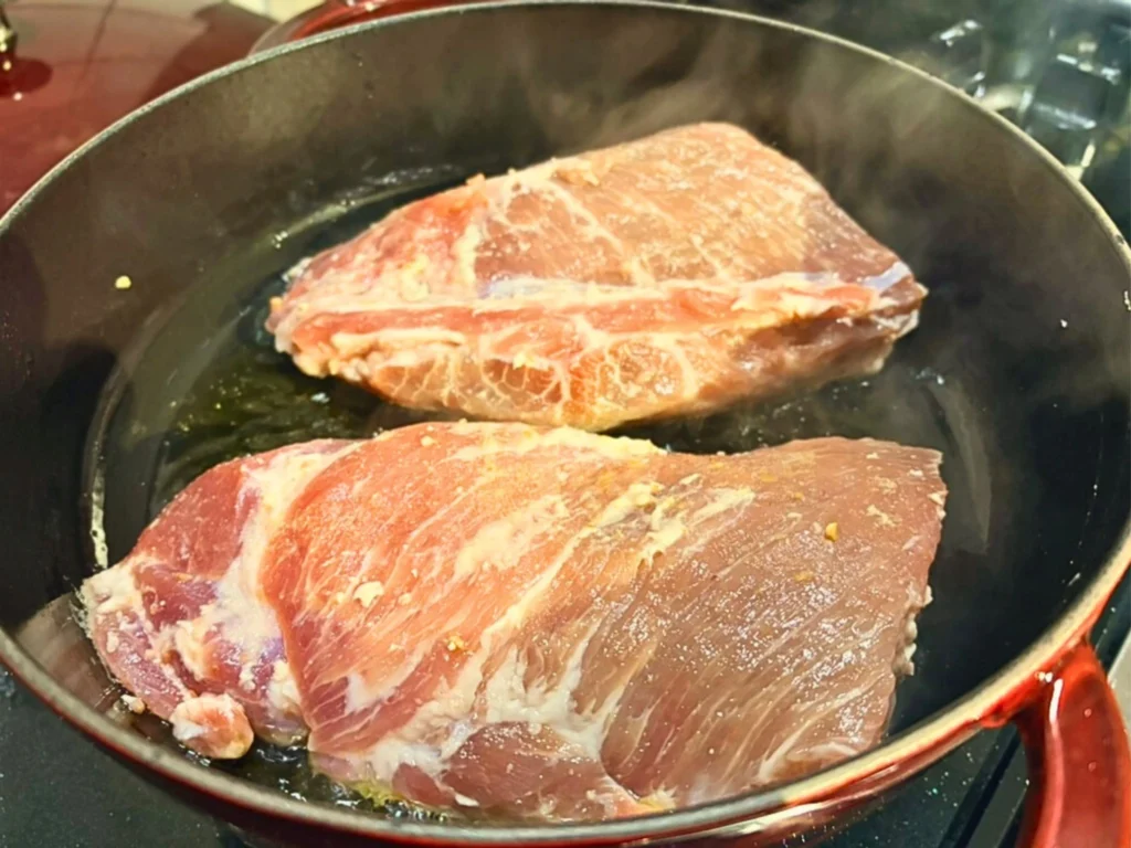 酒粕と塩麹に一晩漬けた約700gの豚肉を焼き始めたところ