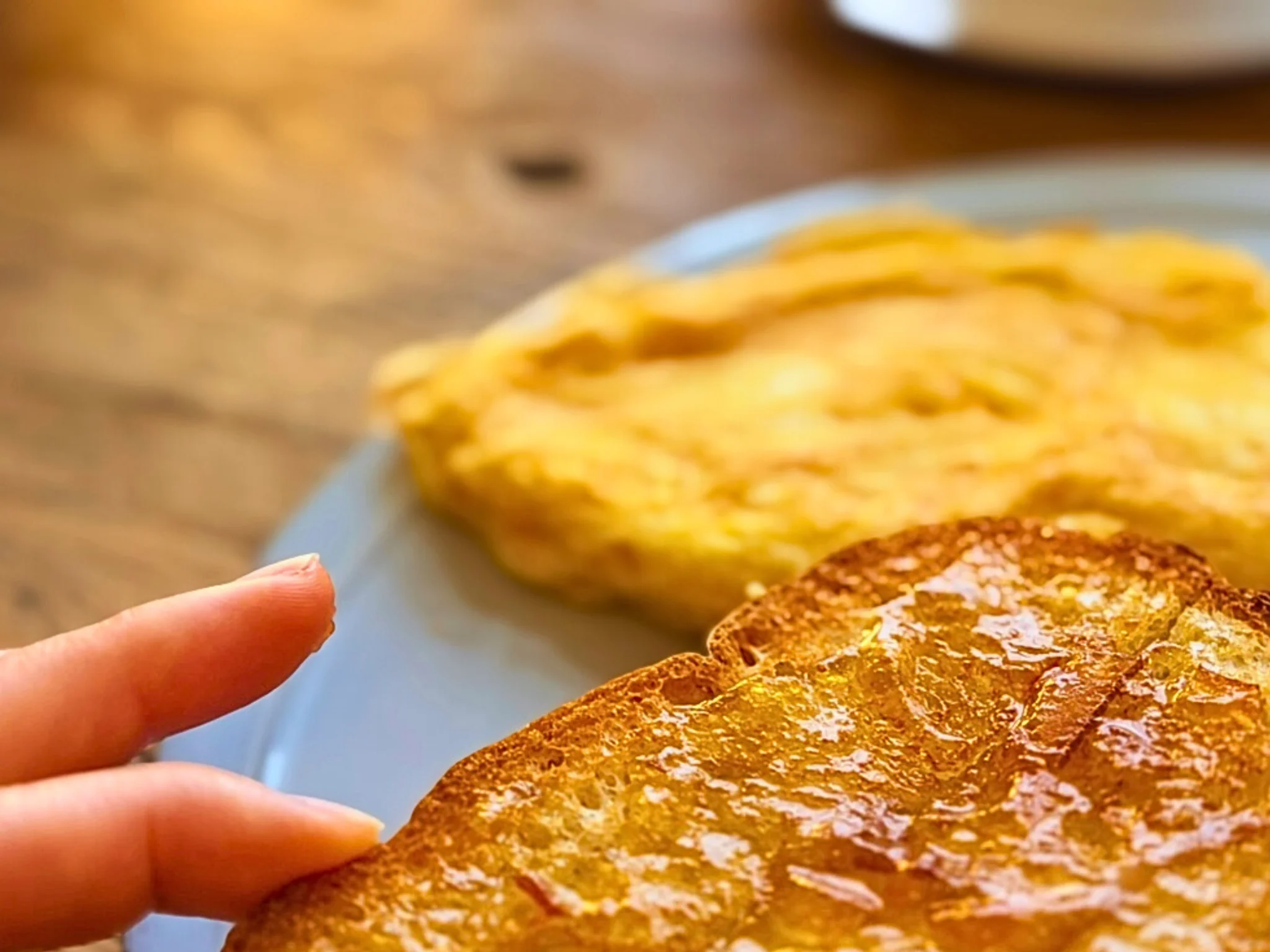 チェダーチーズのオムレツと厚切りトーストの朝ごはん