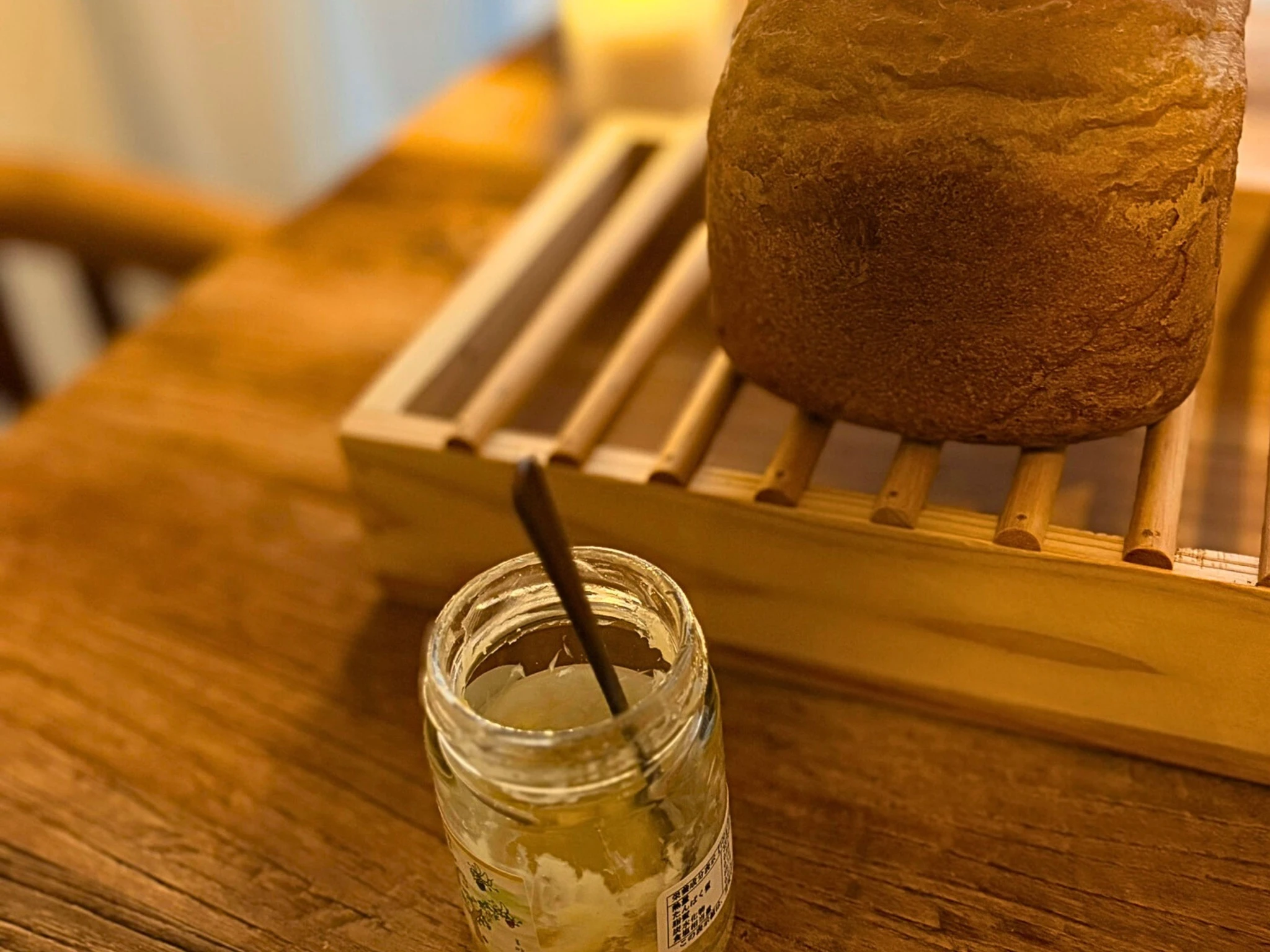 瓶の中で混ぜるハチミツバター