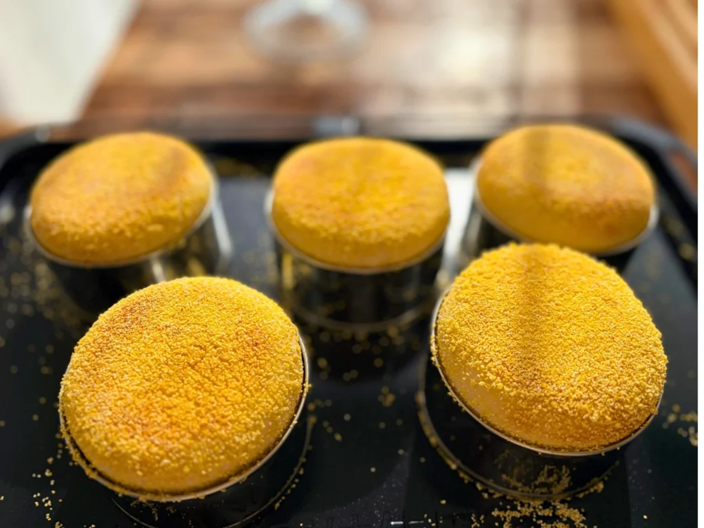 発酵後のイングリッシュマフィン生地とコーングリッツ