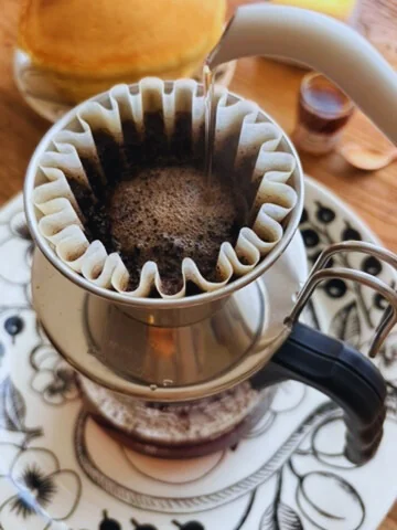 ペーパーフィルターにお湯を注いでコーヒーを淹れている様子