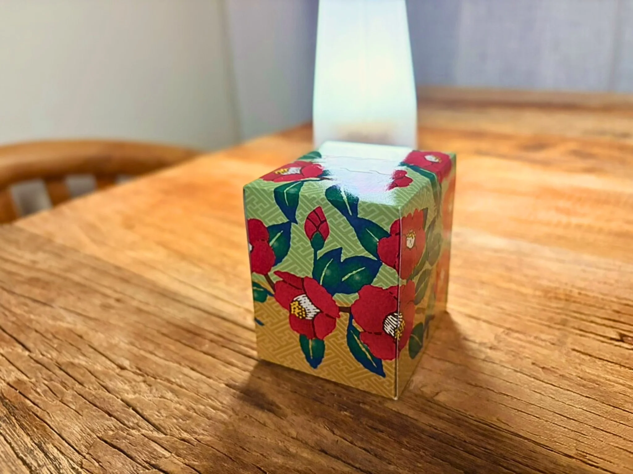 福砂屋の寒椿キューブの箱。赤い椿柄が美しいパッケージ