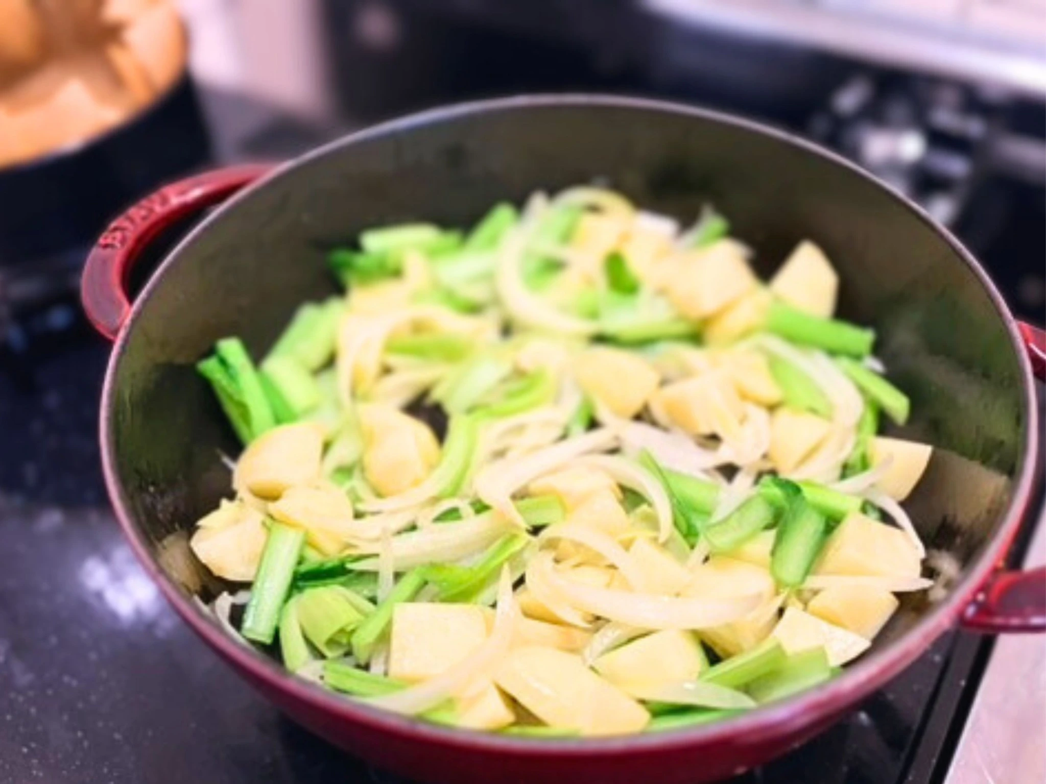 卵と野菜のケーキ用のじゃがいもと野菜を鍋で炒め始めたところ