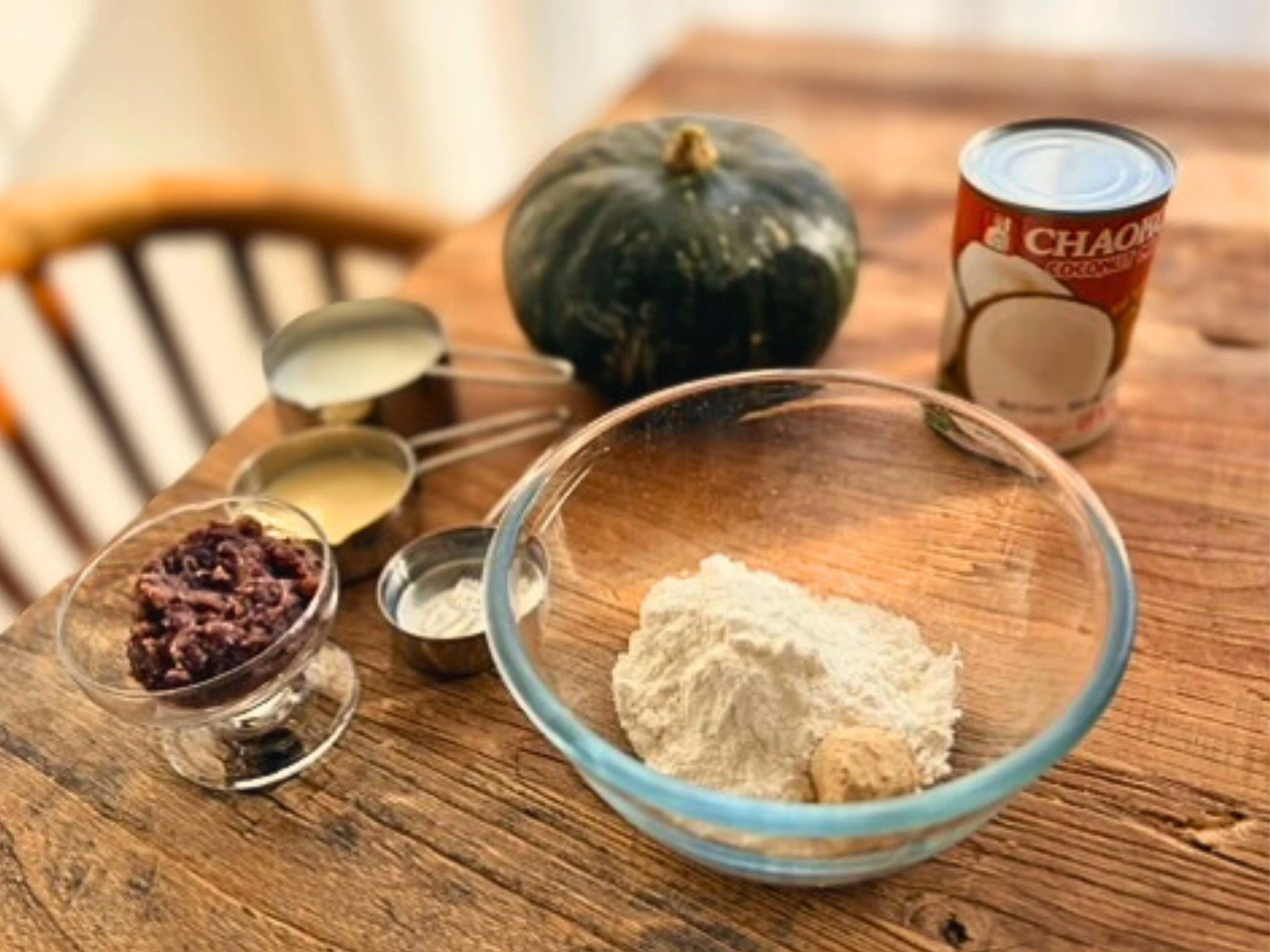 かぼちゃ汁粉の材料を並べた様子（かぼちゃ、ココナッツミルク、牛乳、コンデンスミルク、あずきなど）