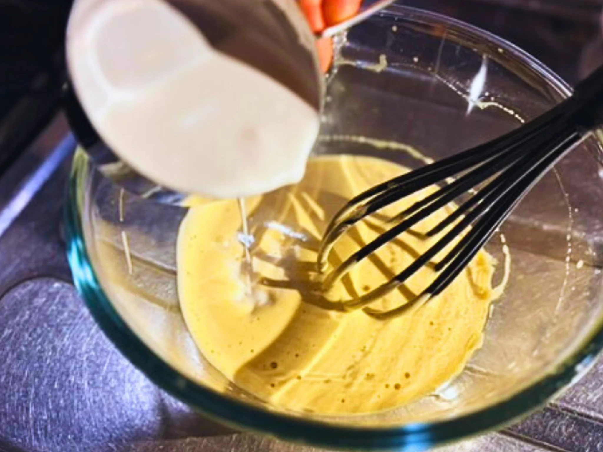 ホットケーキ生地にココナッツミルクを加えて混ぜている様子