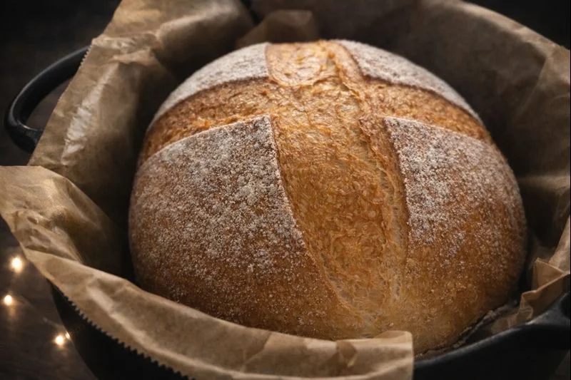 ル・クルーゼ20cmで焼き上げたこねないパン。こんがりと狐色に焼けた丸いパンが、湯気を立てている