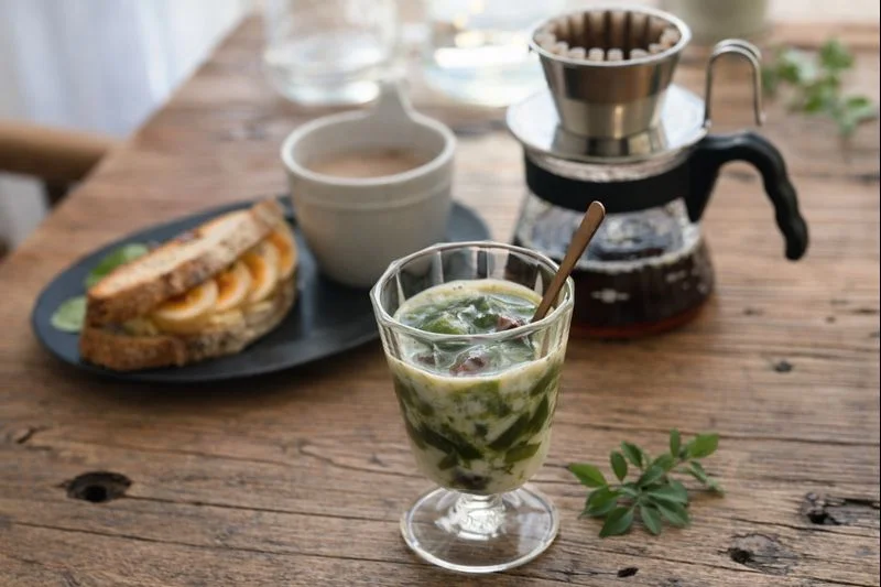 朝の食卓。抹茶ゼリー、卵サンドイッチ、ホットオーツ胡桃ミルクラテが並ぶ静かな朝ごはん