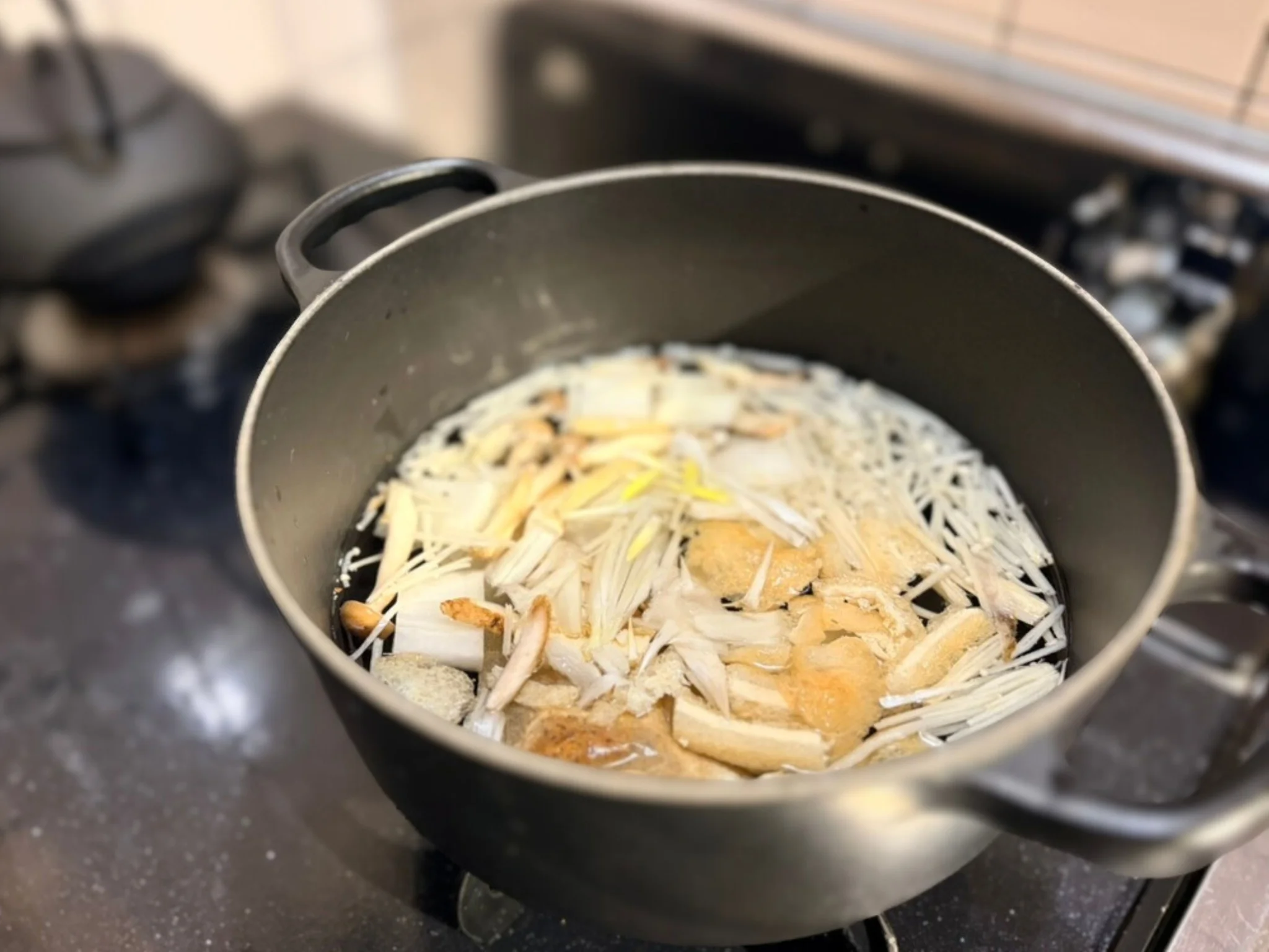 鍋の中に野菜とだし素材を入れて味噌汁の下ごしらえをしているところ