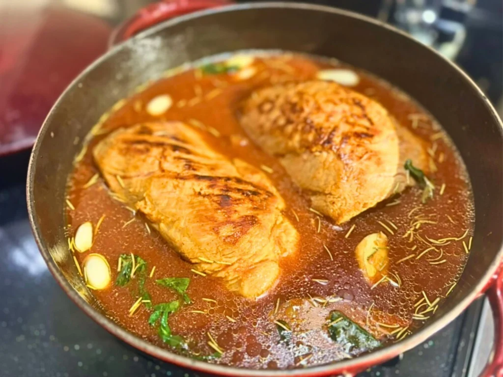 豆と野菜と豚肉の煮込みを煮込んでいる途中の鍋