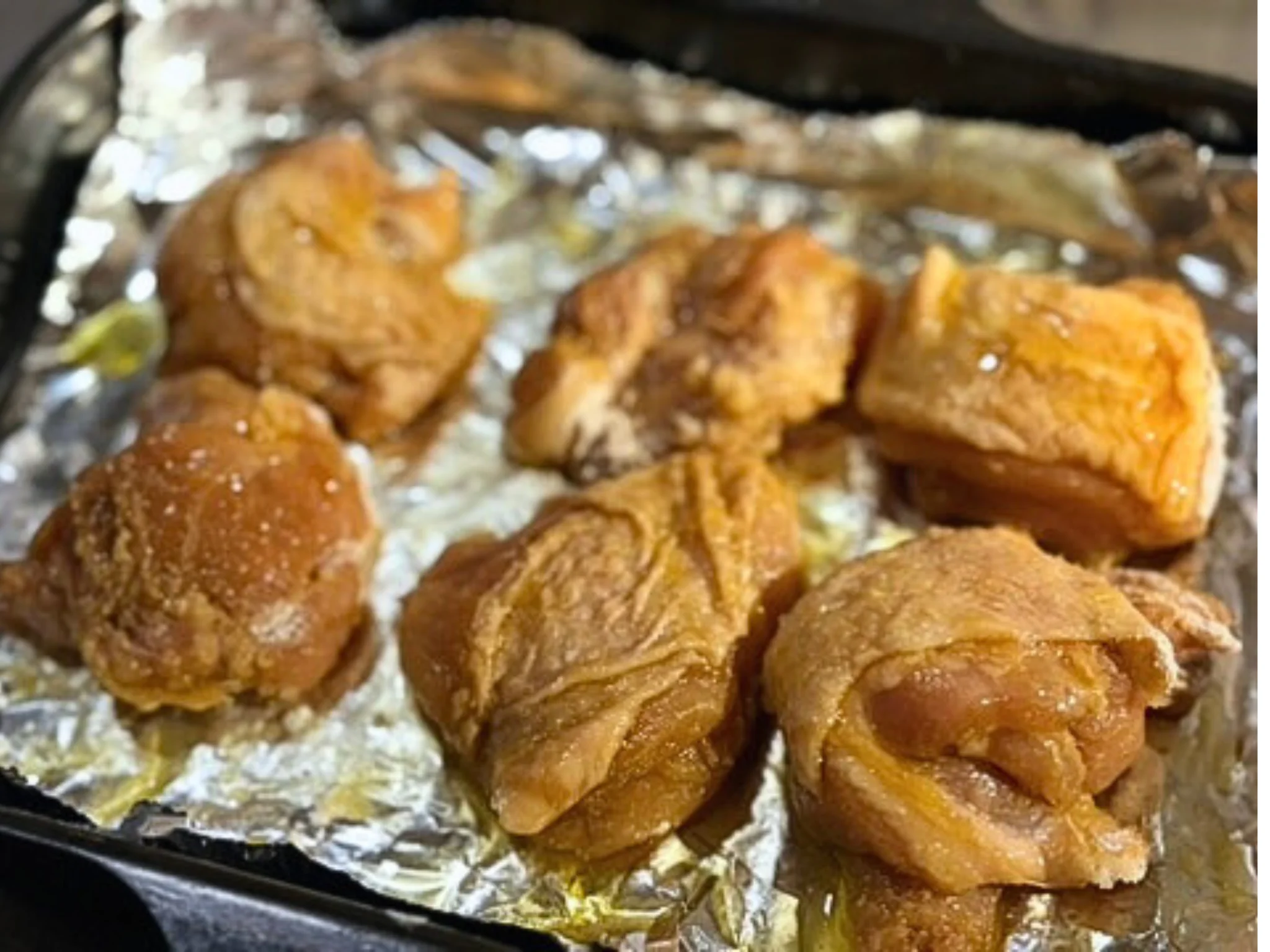 魚焼きグリルに並べた下味付きの鶏もも肉