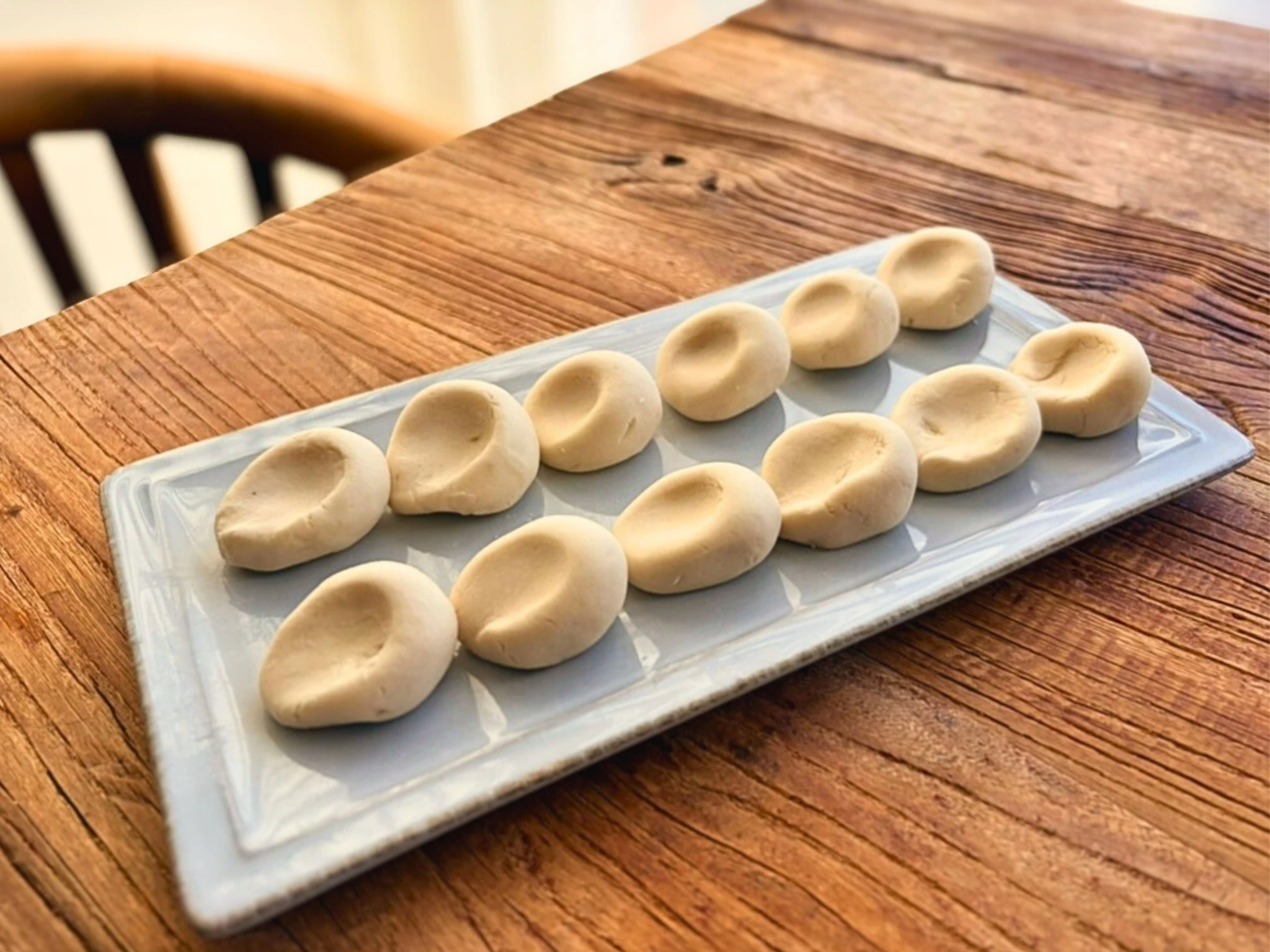 ボウルの中で白玉粉と黒糖に水を加えて混ぜているところ