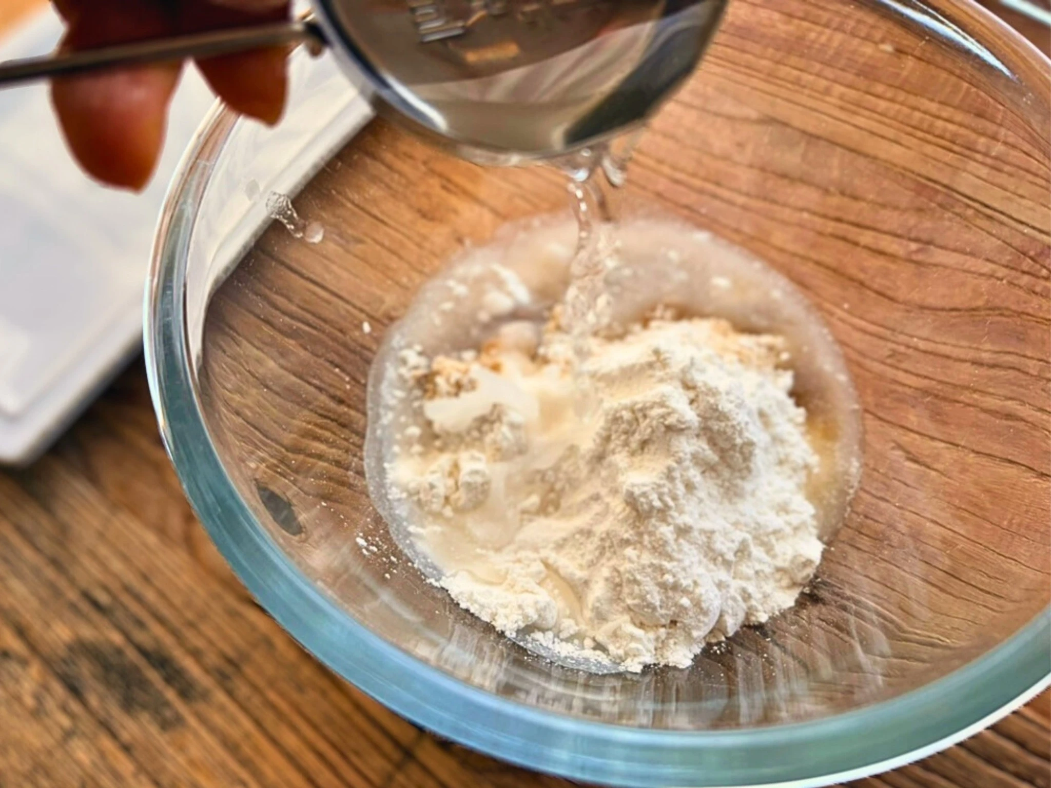 成形した白玉団子を整列させた様子