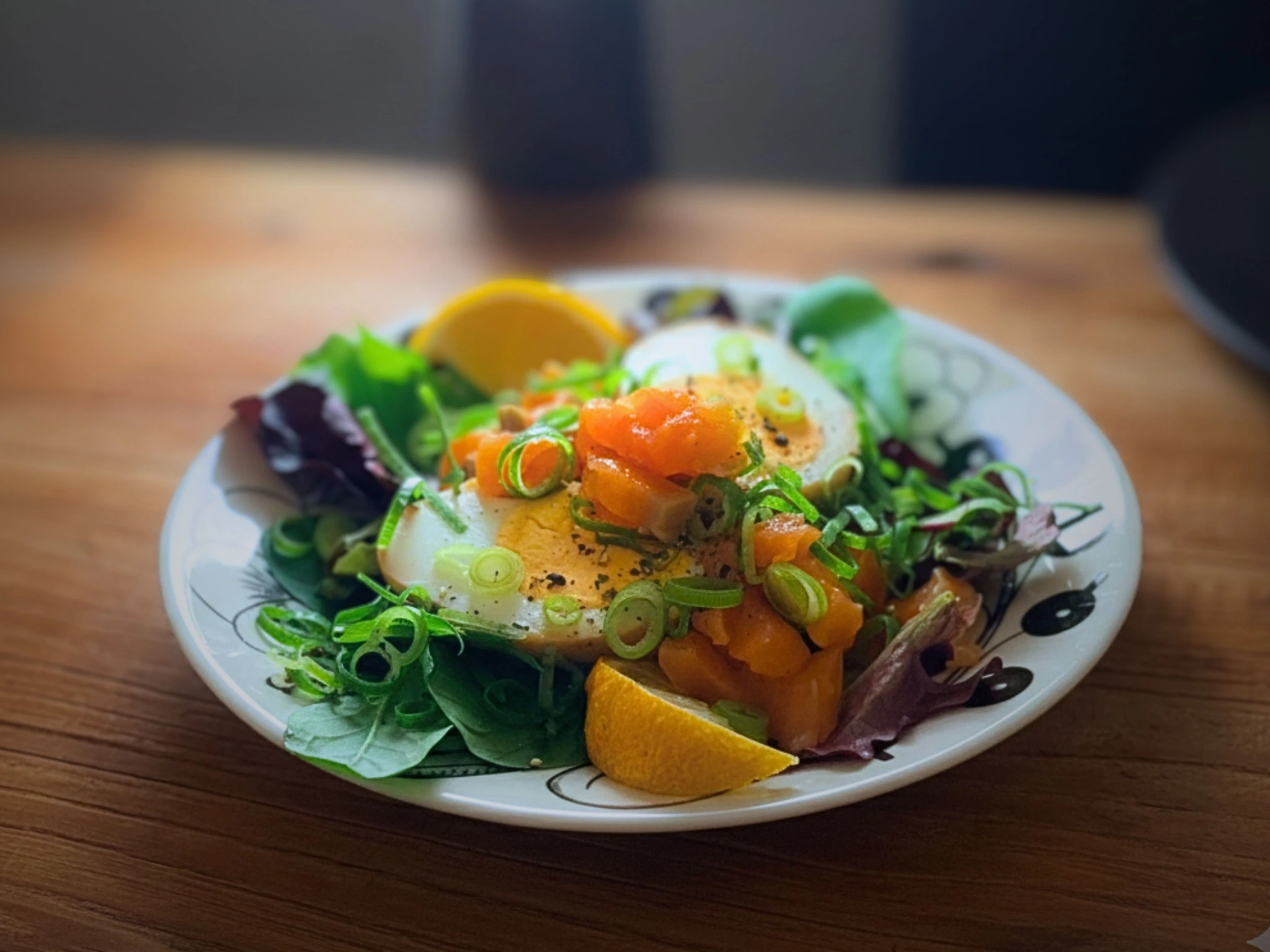 酢じょうゆ卵とサーモン、ベビーリーフを合わせたサラダ。静かな夜の台所で作られた一皿