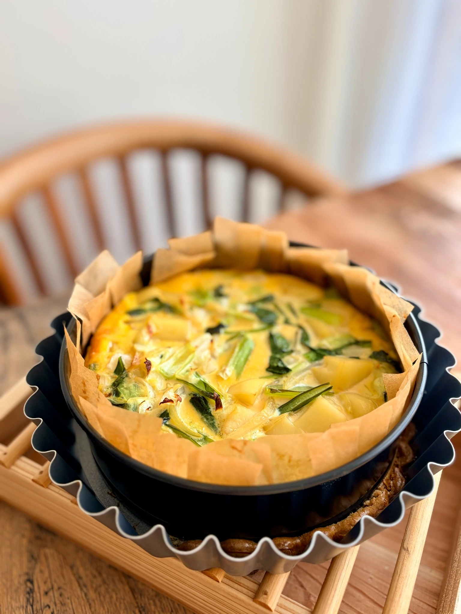 焼き上がった卵と野菜のケーキをカットした様子