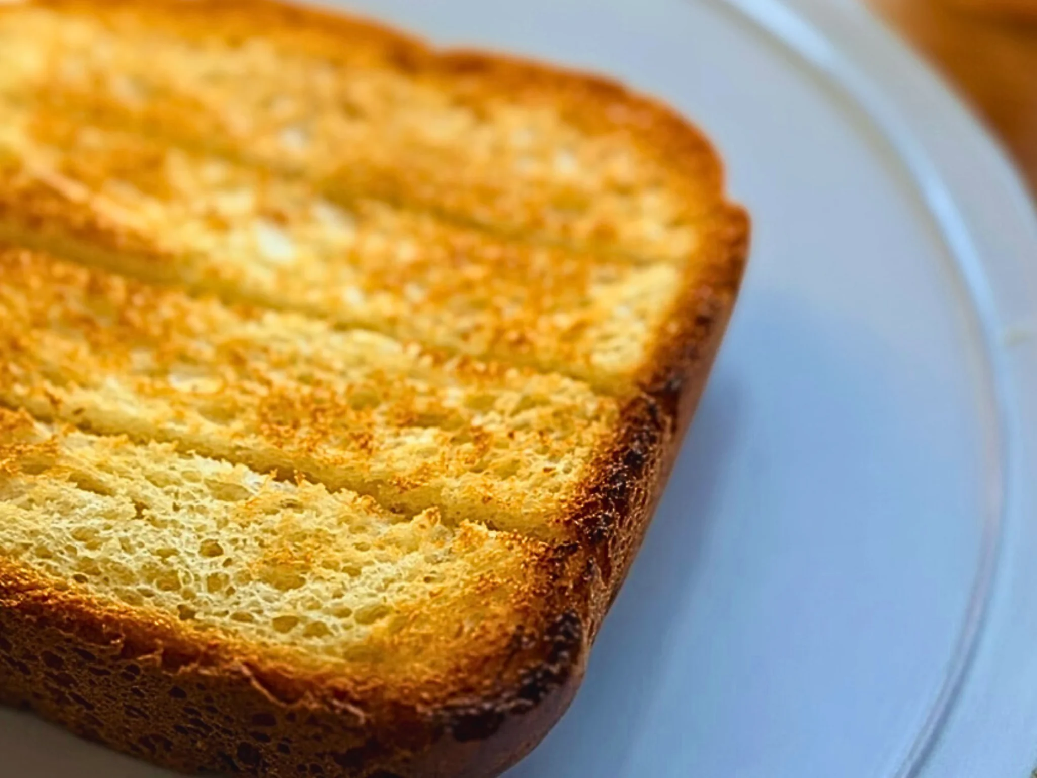 厚切りトーストにマーマレードとココナッツオイルをのせた朝ごはん