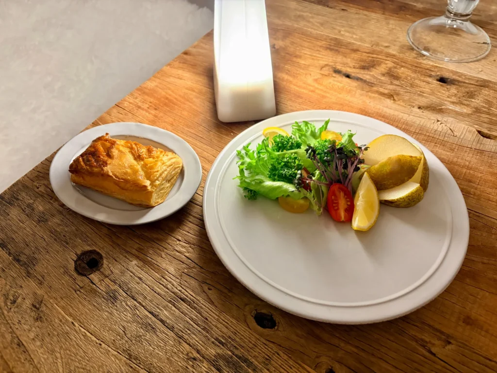 温めたパン屋さんのアップルパイ。りんごがとろりと溶け出て、魅惑の美味しさ