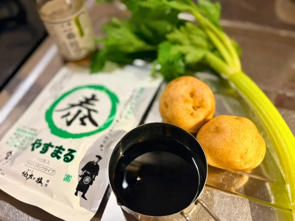 やすまるとじゃがいもとセロリと調味料