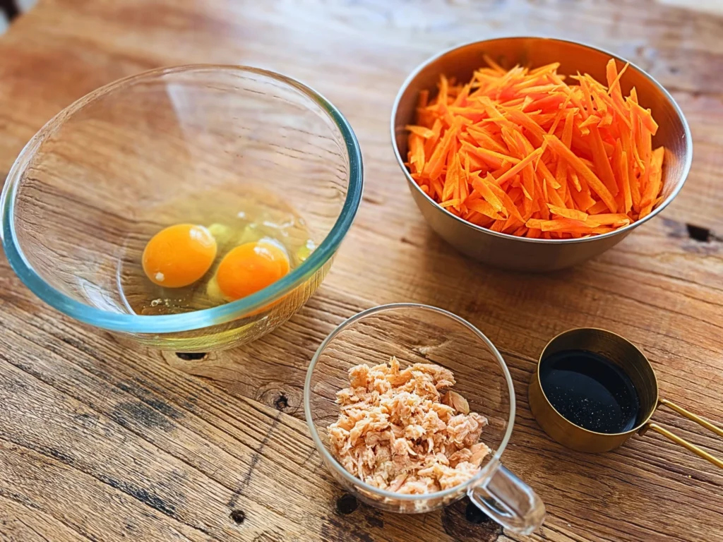 にんじん、ツナ、卵、調味料の下ごしらえの様子