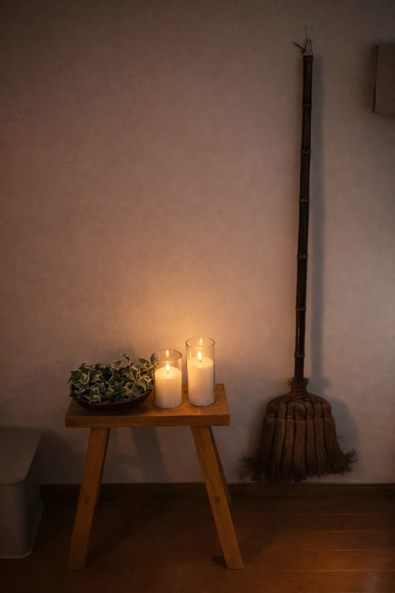 掃き掃除のあと、キャンドルが灯る静かな部屋。一日の終わりの穏やかな夜の風景
