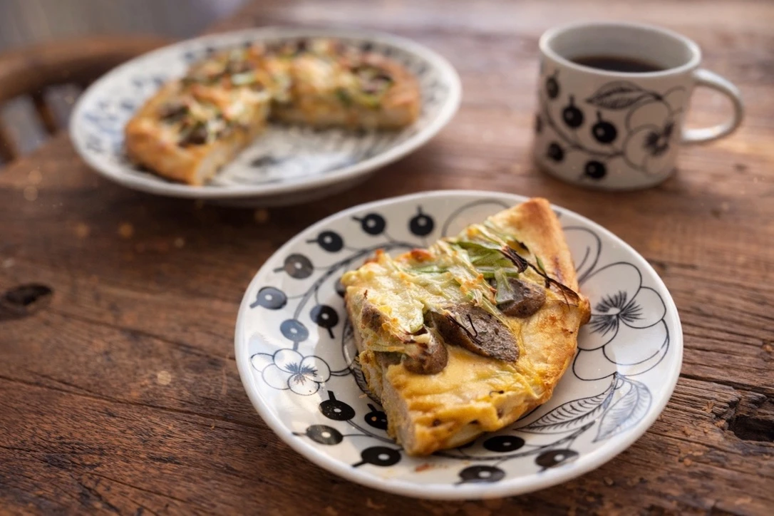 カットした卵ピザとコーヒーの朝ごはん。休日にほっとできる静かな食卓