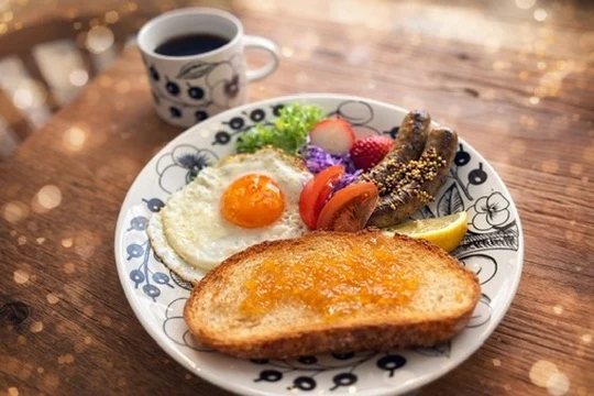 八朔ジャムをのせたトーストと目玉焼き、ソーセージとサラダの朝ごはん。コーヒーと一緒に味わう静かな朝